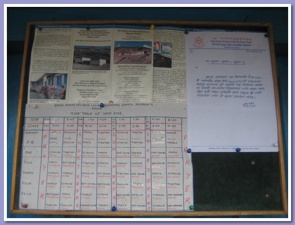 Das schwarze Brett der Schule mit Stundenplan, dem Flyer von Freunde Nepals nd einer Bekanntmachung des Rektors.JPG
