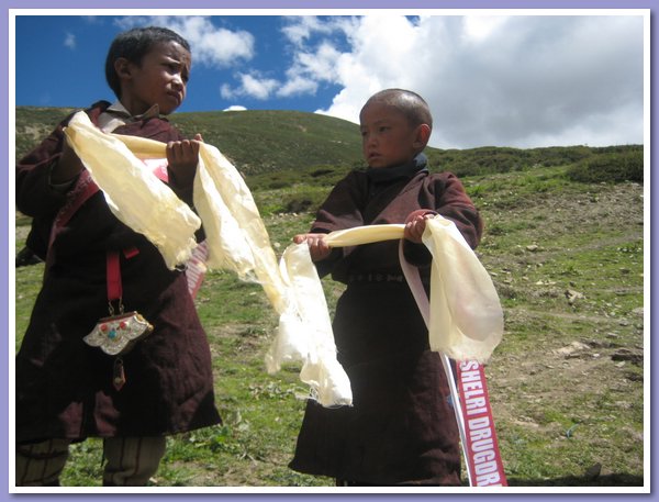 Dawa Dhondup und Tsering Rabgyal in traditioneller Kleidung.JPG