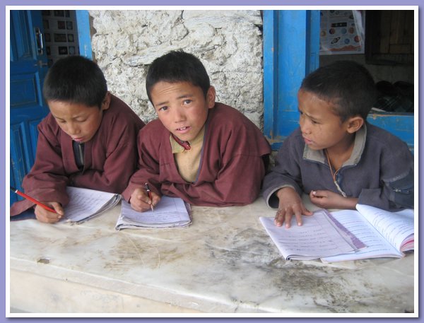Dawa Dhondup, Nyima Dharkye und Dorjee Gyaltsen bei den Hausaufgaben.JPG