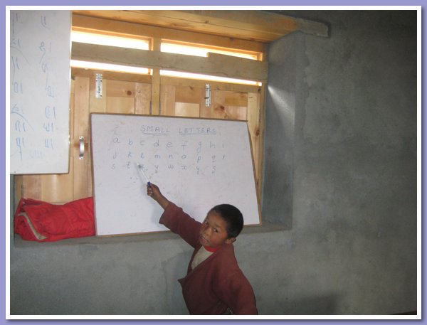 Dawa Gyaltsen lernt englische Buchstabieren in der Vorschulklasse.JPG
