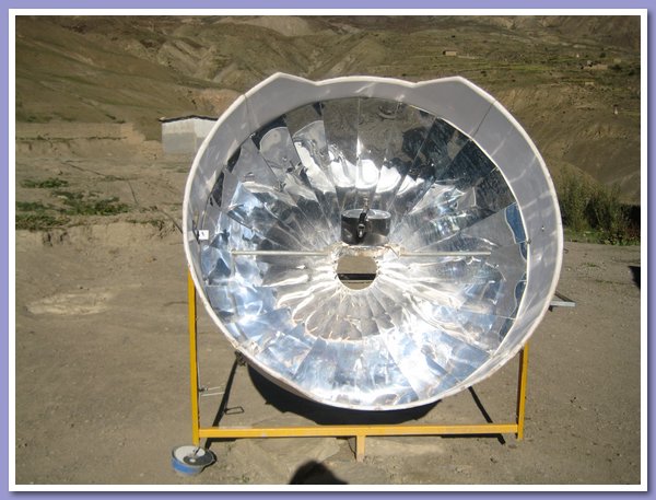 Der Reis wird im Solarkocher gekocht.JPG