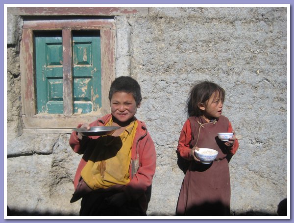 Die Kinder nehmen ihr Vesper ein, Reisflocken und Buttertee.JPG