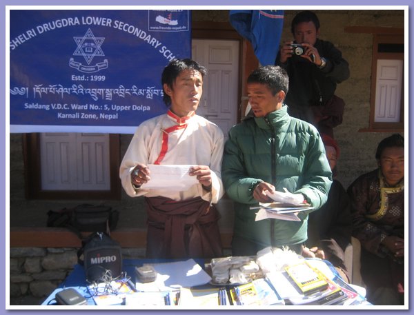 Die Lehrer Dorje Tsering und Manlal Budha bei der Ansage der Ergebnisse.JPG