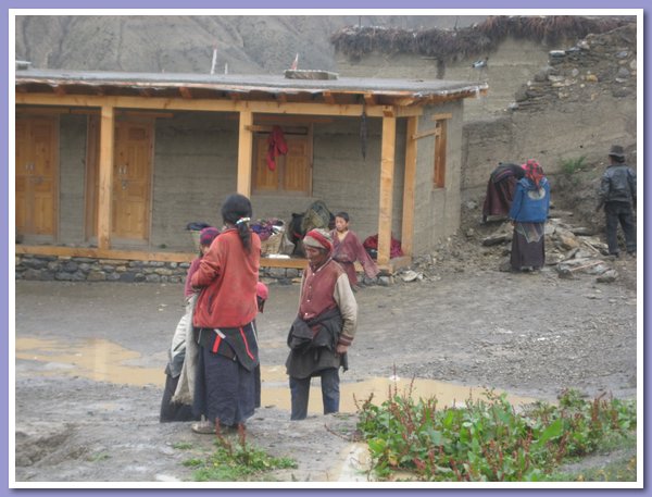 Dorfbewohner bauen eine Mauer um das Schulgelaende.JPG