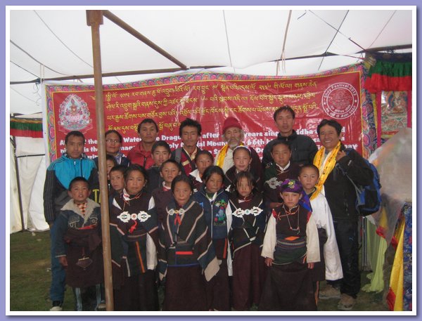 Einige Schueler mit ihren Lehrern bei dem Shey Festival.JPG