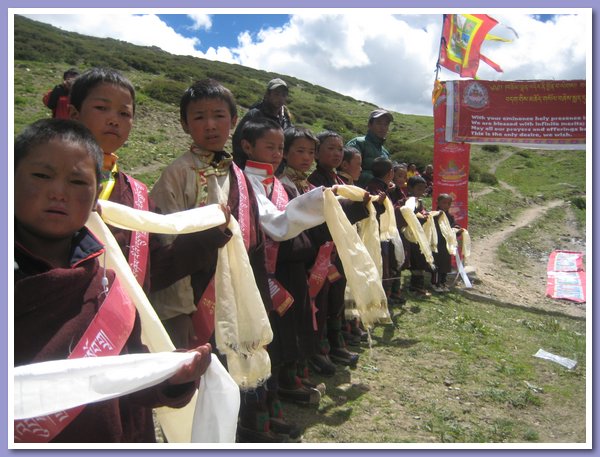 Empfang eines Rinpoche beim Shey Festival.JPG