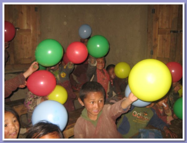 Franzoesische Touristen schenkten den Kindern Luftballons.JPG
