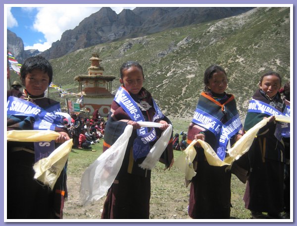 Jede Schule schickte eine Abordnung zu dem Fest in Shey Gompa.JPG