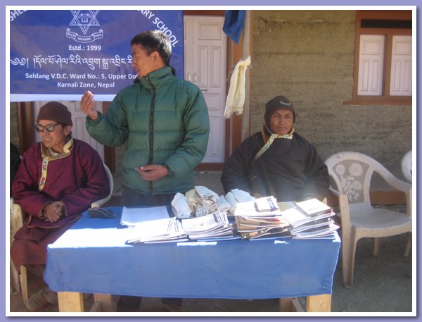 Karma Dhondup und die Lehrer Manlal und Tashi Dhondup.JPG