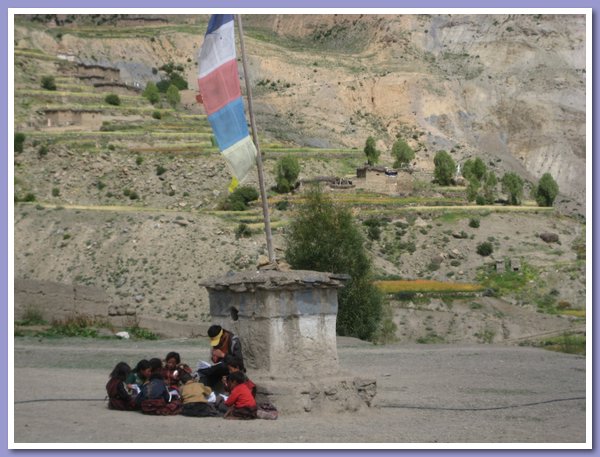 Lehrer Dorje Tsering mit seinen Schuelern im Freien.JPG