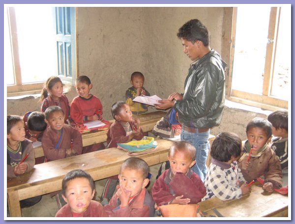 Lehrer Manlal Budha mit den Vorschuelern.JPG