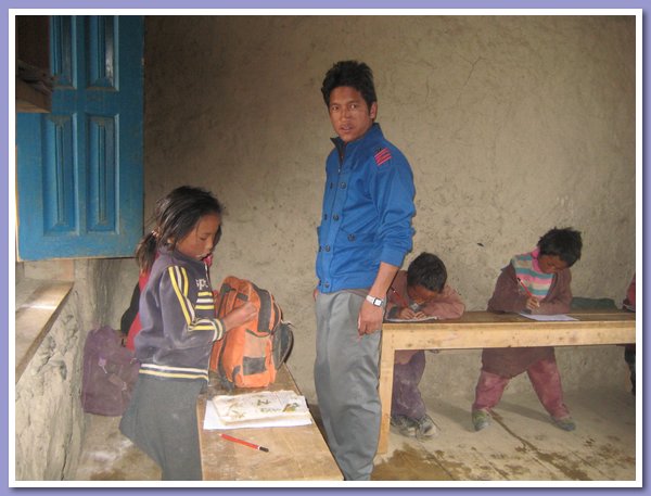 Lehrer Pratap Rokaya, der Gemeinschaftskunde auf Nepali lehrt.JPG