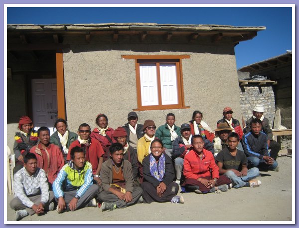 Lehrerschaft und Schulkomitee mit dem Rektor Gyanu Gurung.JPG