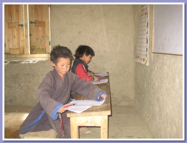 Lodey Sangpo und Ngoedup Sangmo in der Kindergartenklasse.JPG