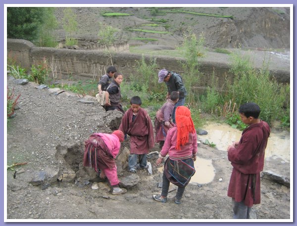 Manlal Budha baut mit den Schuelern ein Maeuerchen um das Gelaende der Schule.JPG