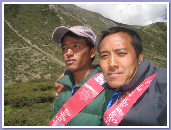 Manlal Budha und Pema Trinley helfen als Ordner beim Shey Festival, auf den Schaerpen steht der Name der Schule von Saldang.JPG