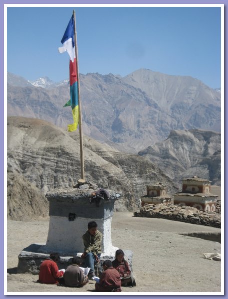 Manlal Budha unterrichtet im Freien unter der buddhistischen Flagge.JPG