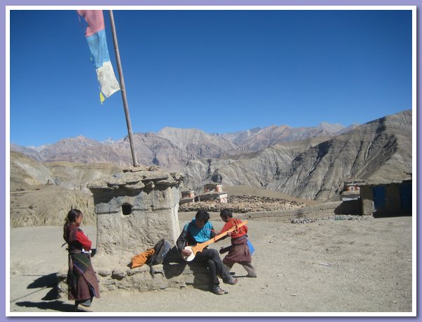 Pema Thinley mit der Dranyen, der Junge lernt einen Tanz.JPG