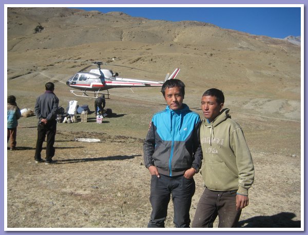 Pema Thinley und Manlal Budha bei der Ankunft am Flugplatz Juphal.JPG