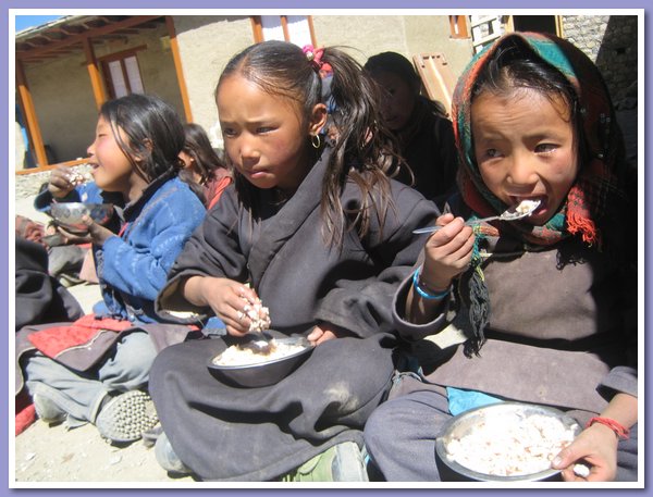 Pema Tsering und Pema Dechen beim Mittagessen.JPG