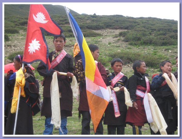 Schueler aus Saldang mit der nepalischen und der buddhistischen Flagge.JPG