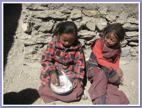 Sonam Dolma isst ihren Reis, waehrend Tsewang Bhuti zuschaut.JPG