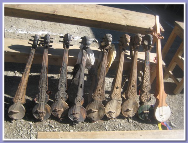 Traditionelle Musikinstrumente Dranyen aufgestellt.JPG