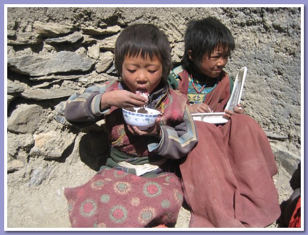 Tsering Yangzom und Pema Kunsang essen ihren Reis.JPG