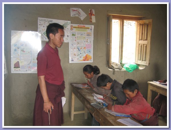 Urgen Gyaltsen mit Schuelern bei einer Klassenarbeit.JPG