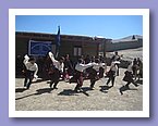 Auffuehrung eines tibetischen Tanzes bei der Schulabschlussfeier.JPG