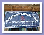 Das neue Schulschild mit Erwaehnung von Freunde Nepals.JPG