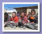 Dawa Dhondul speist mit seinen Freunden, im Hintergrund der Solarkocher.JPG