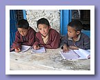 Dawa Dhondup, Nyima Dharkye und Dorjee Gyaltsen bei den Hausaufgaben.JPG