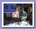 Die Lehrer Dorje Tsering und Manlal Budha bei der Ansage der Ergebnisse.JPG
