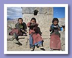 Drei der Kleinen mit ihrer Reisschuessel.JPG