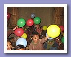 Franzoesische Touristen schenkten den Kindern Luftballons.JPG