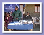 Karma Dhondup und die Lehrer Manlal und Tashi Dhondup.JPG