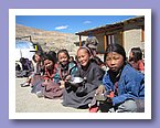 Laechelnde Maedchen mit ihren Reisschuesseln.JPG
