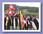 Schueler aus Saldang mit der nepalischen und der buddhistischen Flagge.JPG