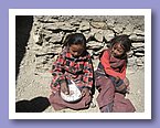 Sonam Dolma isst ihren Reis, waehrend Tsewang Bhuti zuschaut.JPG