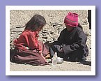 Zwei Kinder essen zusammen aus einer Reisschuessel.JPG