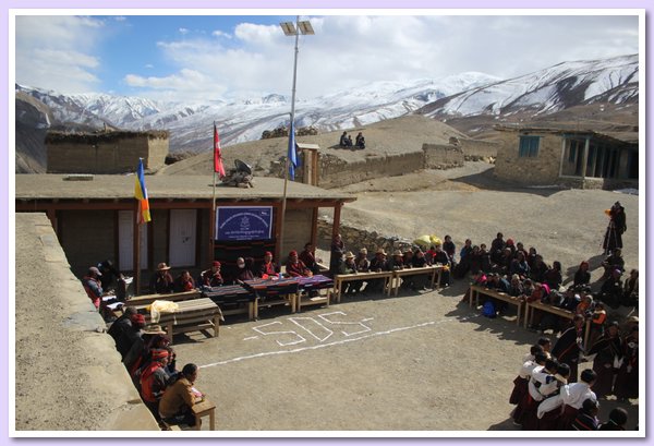 Bei der Abschlussfeier, rechts tanzen die Schueler.JPG