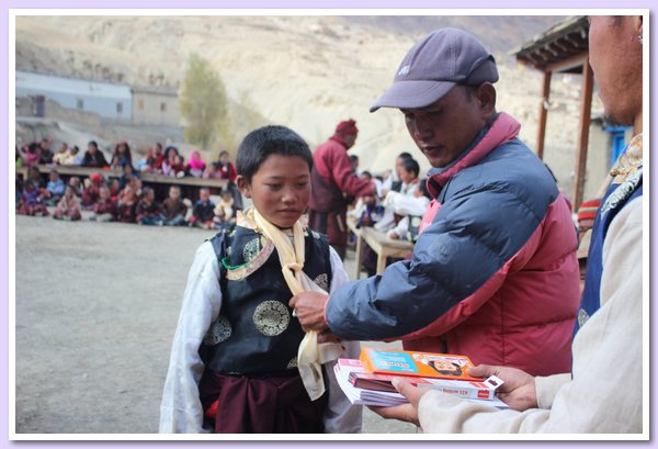 Der Rektor Gyanu Gurung verteilt die Preise.JPG