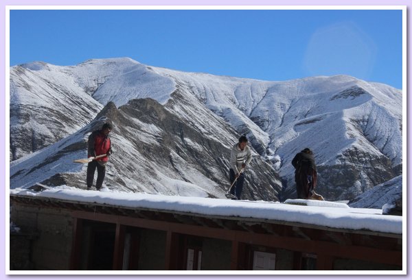 Der Schnee muss vom Schuldach gefegt werden.JPG