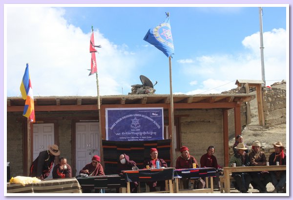 Die Honoratioren bei dem Fest, in der Mitte unter dem Schulschild Nyima Lama.jpg