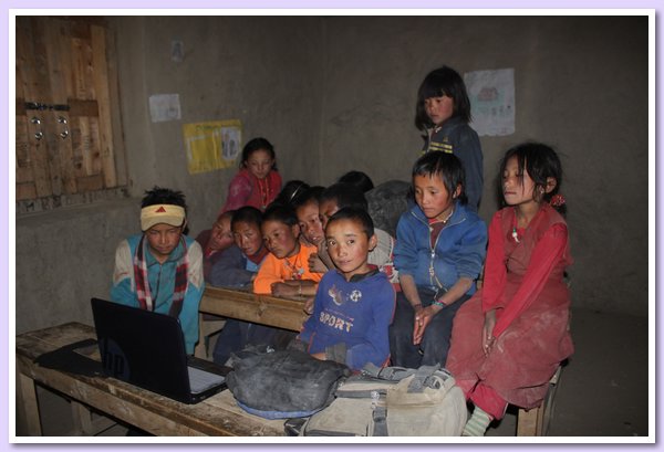 Die Kinder schauen Cartoons auf einem Laptop an.JPG
