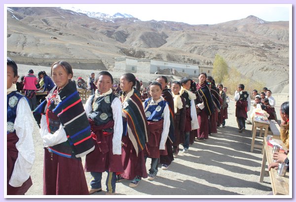 Die Schueler stehen an, um Khatags von Shakya Rinpoche zu empfangen.JPG