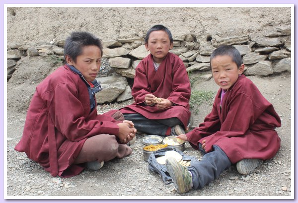 Dorje Gyaltsen und seine Freunde.JPG
