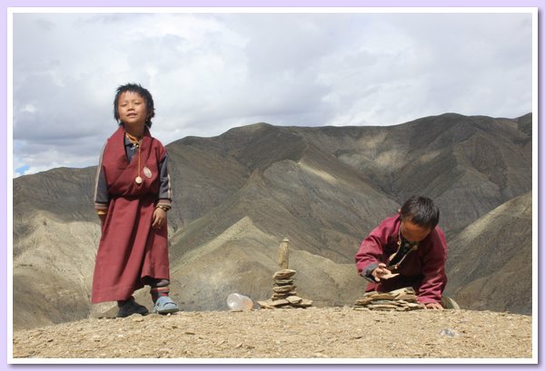 Kinder beim Spielen mit Steinen.JPG
