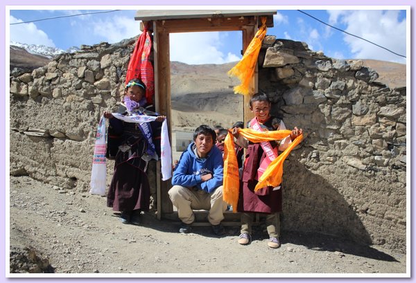 Mit Khatags empfangen die Kinder den Ehrengast Shakya Rinpoche.JPG